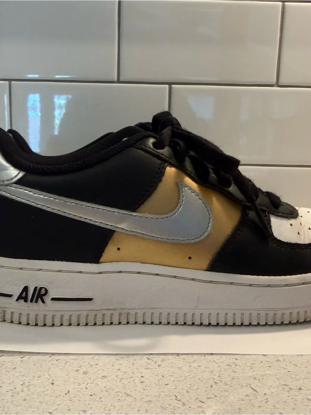 Nike Air Force 1 Low-Top Sneaker in Black, white, Gold & Silver